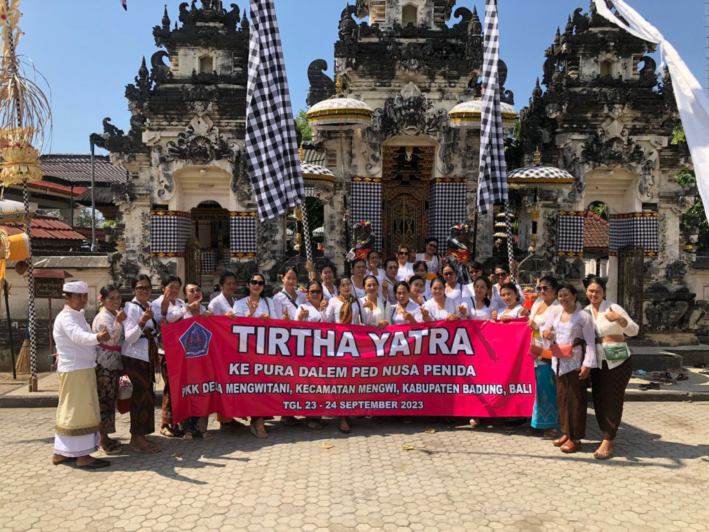 TP. PKK DESA MENGWITANI MELAKSANAKAN TIRTA YATRA KE NUSA PENIDA PADA TANGGAL 23 - 24 SEPTEMBER DENGAN TUJUAN PURA GOA GIRI PUTRI, PURA DALEM PED, DAN PURA PALUANG/ PURA MOBIL